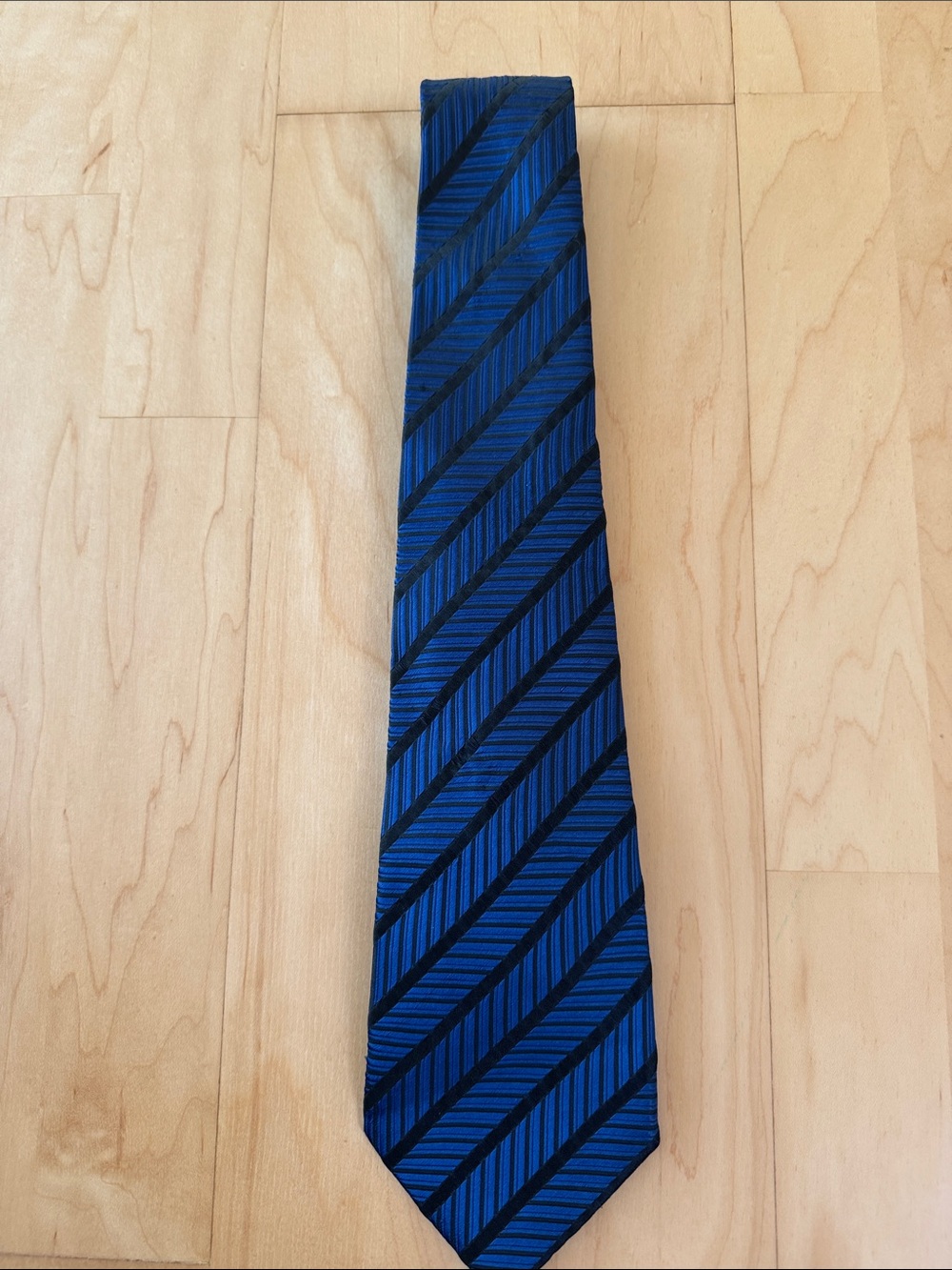 Giorgio Armani Men’s 100% Silk Black And Blue Striped Chevron Tie‎ Office Wear